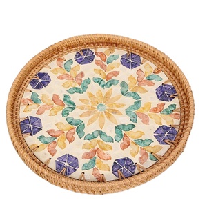 Bandeja Redonda de Madreperla Ecológica con Ratán, Diseño Floral, Hecha a Mano, para Cocina, Mesa de Comedor - Product Image 1