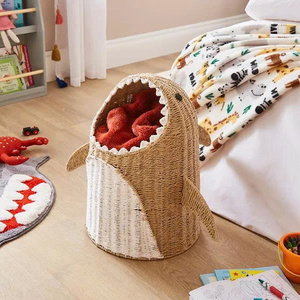Un toque divertido para habitaciones infantiles sin ir demasiado por delante de la moda. Haz la diferencia con nuestra cesta de almacenamiento tejida con diseño de tiburón para niños. - Product Image 3