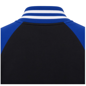 Chaqueta Varsity de Forro Polar Zeta Negra con Mangas en Contraste Azul, Cierre Completo, Letra Bordada, Ribete Acanalado, Prenda Exterior Cálida Informal Premium - Product Image 6