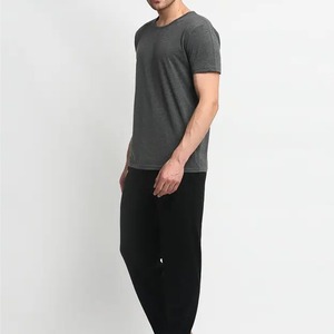 Ensemble pyjama pour homme en coton 100% respirant et léger, t-shirt à manches courtes à col rond gris et pantalon long noir décontracté - Product Image 3