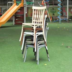 Chaise de jardin traditionnelle en plastique moulé noir à dossier rayé, redéfinie pour une touche moderne - Product Image 4