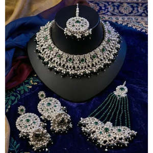 Collier ras-de-cou en or 18 carats plaqué or avec diamants, pierres de cristal et perles - Bijoux de fête - Product Image 3
