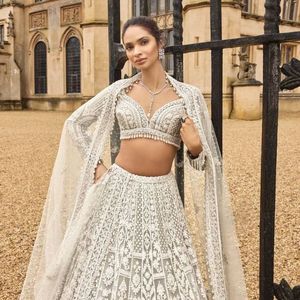 Lehenga Choli de créateur pour femmes, orné de paillettes et de broderies Dori, idéal pour les mariages et les fêtes, avec dupatta à bordure perlée. - Product Image 2