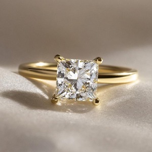 Bague de mariage et d'anniversaire minimaliste en or jaune massif 14 carats, sertie de diamant solitaire taille princesse 2,50 carats, certifiée IGI, monture à griffes, faite à la main - Product Image 1