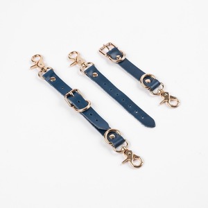 Ensemble harnais et ceinture de taille pour homme en similicuir bleu marine, avec manchettes de cuisse, sangles réglables et boucles dorées, accessoire de costume sexy - Product Image 3