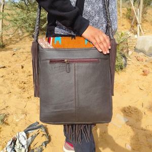 Nouveau sac à bandoulière élégant en cuir véritable, style western, artisanal, aztèque, multicolore, avec des perles et des glands - Product Image 4