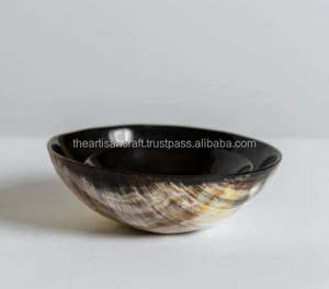 Bol en corne de service Bol en corne naturelle fabriqué à la main pour un service rustique et élégant de haute qualité - Product Image 1