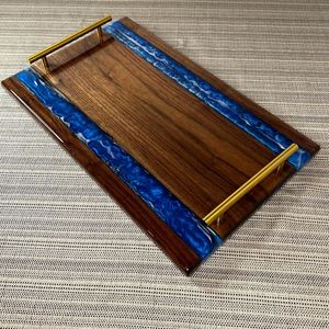 Elegante bandeja de servir hecha a mano de resina y madera para café, té, bocadillos y presentación decorativa de mesa. - Product Image 1