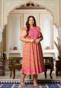 Kurti Anarkali con Mangas Acampanadas, Bordado Floral Rosa, Tela de Rayón, Cuello Redondo, Talla Grande, Ropa de Ocasión para Mujer - Product Image 1
