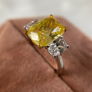 Anillo de compromiso de oro blanco de 10K con moissanita de 3 piedras, corte cojín, color amarillo canario, solitario, con circonita cúbica blanca, en oro macizo. - Product Image 2