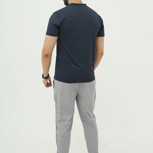 T-shirt de sport personnalisé pour homme, coupe ajustée, col rond, manches courtes, respirant, écologique, pour entraînement et performance en salle de sport - Product Image 2