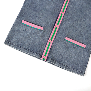 Cárdigan de mezclilla con lavado ácido personalizado, ropa de hermandad, ribete a rayas rosa y verde, parche con letras, venta al por mayor, ropa universitaria y colegial - Product Image 3