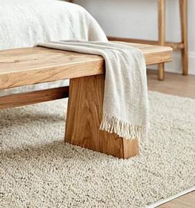 Mesa de centro de madera hecha a mano con construcción de madera maciza, amplia superficie y estructura de soporte de perfil bajo y resistente. - Product Image 3