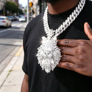 Oferta Especial: Colgante de Moissanita Estilo Hiphop, Joyería de Lujo Duradera y a la Moda para Uso Casual y de Fiesta, Disponible a Precio de Mayoreo - Product Image 1