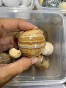 Sphère de cristal d'agate Crazy Lace naturelle, ton crème, pierre énergétique polie avec motif de dentelle naturelle, décoration Feng Shui, diamètre 3 cm - Product Image 4