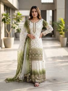 Ensemble Kurta en soie brodée blanche avec dupatta vert, tenue de mariage traditionnelle indienne pakistanaise pour femmes, longueur au sol, coupe régulière - Product Image 4
