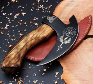 Cortador de Pizza Hecho a Mano de Acero con Alto Contenido de Carbono con Revestimiento Negro, Mango de Madera Quemada y Funda de Cuero - Product Image 1