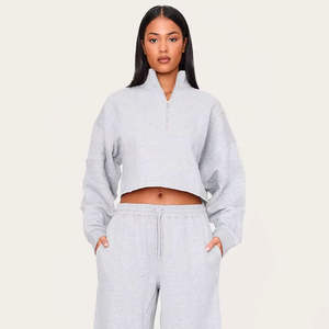 Ensemble de détente deux pièces pour femme : sweat-shirt court et pantalon de jogging – Tenue décontractée confortable en tissu doux - Product Image 1