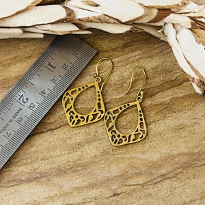 Boucles d'oreilles pendantes en forme de goutte d'eau Primum Look Design, bijoux bohèmes en laiton pour femmes, plaqué or 18 carats, motif floral ajouré, vente en gros/OEM/ODM - Product Image 6