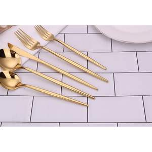 Juego de cubiertos inspirado en el horizonte urbano, diseñado para mesas modernas, ideal para anfitrionas confiadas en su organización y momentos de cena dinámicos en la ciudad. - Product Image 1