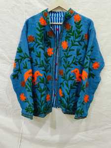Veste en laine tricotée bleue à col montant brodée de fleurs, manches longues, faite à la main, pour femme, longueur standard, collection printemps - Product Image 1