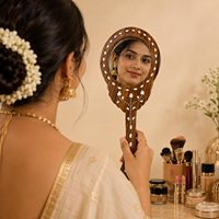 Miroir ovale en bois élégant, artisanal et respectueux de l'environnement |   Miroir de maquillage avec cadre sculpté |   Miroir décoratif vintage |   11