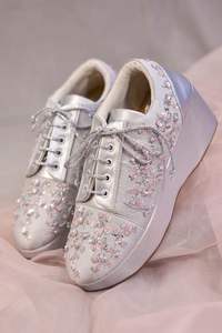 Baskets pour femmes de haute qualité, faites à la main, ornées de perles de coquillage et d'appliques papillon, chaussures décontractées pour la marche et les soirées - Product Image 2