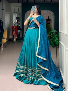 Noor-e-Magenta Lehenga Choli de mariée pour femme, coupe ajustée, style Bhandhani, traditionnel, en Chanderi, protection solaire, séchage rapide, pour mariage et Diwali - Product Image 1