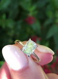 Bague de fiançailles solitaire en or jaune massif 14k 18k pour femme, sertie d'un diamant taille coussin, style classique intemporel, bague de demande en mariage taille oreiller - Product Image 6