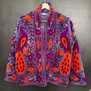 Veste matelassée en laine tricotée brodée Suzani lavande, motifs paon cousus main, pour femme – Collection 2026 à succès - Product Image 3