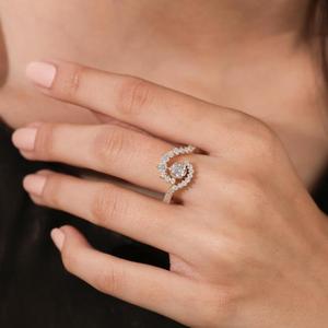 Anillo de Oro Amarillo Macizo con Diamantes de Corte Redondo en Diseño de Remolino, Engaste Graduado en Pavé, Espiral Única y Onda Bypass, Elegante y Distintivo - Product Image 2