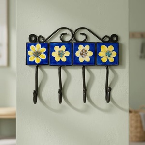 Juego de Ganchos de Pared Rústicos de Hierro Fundido con Azulejos de Cerámica Azules con Flores, 4 Ganchos para Almacenamiento de Ropa, Beads Art CIH 198 - Product Image 1