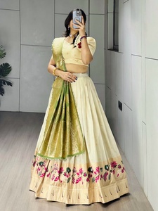Presentando la riqueza del patrimonio de Paithani, este exquisito lehenga de seda Paithani presenta motivos coloridos y vibrantes tejidos. - Product Image 3
