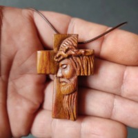 Colgante de cruz de madera con rostro de Jesús tallado, collar religioso hecho de madera natural, joyería de estilo bohemio para los fieles.
