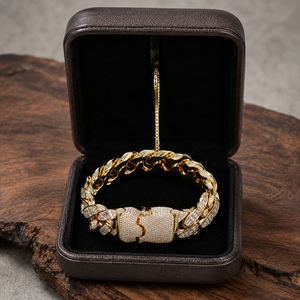 Pulsera Unisex de Plata 925 Chapada en Oro con Eslabones Cubanos Miami y Cierre de Moissanita Redonda y Baguette de Pragalbh Jewels - Product Image 4
