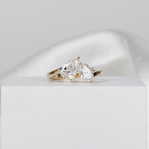 Bague Toi et Moi en or jaune 18 carats avec deux diamants de laboratoire taille poire et ovale de 1,7 ct, bague de fiançailles minimaliste, joaillerie fine - Product Image 1