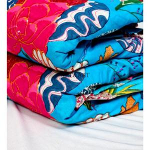 Tela de algodón estampada a mano con motivos florales indios en rosa caramelo, ideal para acolchar, almohadas, cortinas y fundas tejidas para niños y niñas. - Product Image 2