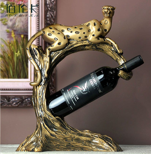 Figurine de joueur de baseball en bronze tenant une bouteille de vin comme une batte, disponible à prix de gros. - Product Image 5