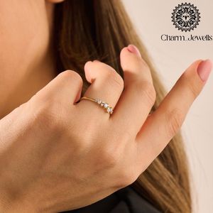 Bague de fiançailles classique pour femme Charm Jewells, plaquée or, avec moissanite en grappe, taille coussin, sertie à griffes, motif floral, IGI - Product Image 5