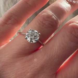 Bague de fiançailles solitaire, bague d'anniversaire de mariage, bague solitaire scintillante avec diamant de laboratoire rond de 2 carats serti à griffes, vente en gros - Product Image 6