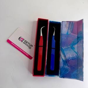 Pince à cils de qualité supérieure à marque privée, rouge et bleue, avec grip texturé, emballage personnalisé, isolation en acier inoxydable - Product Image 2