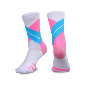 Chaussettes de basketball mi-mollet en gros, directement des usines, adaptées aux hommes et aux femmes, absorbant la transpiration - Product Image 1