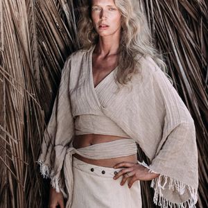 Top cruzado bohemio para mujer, estilo kimono tribal, top corto de manga ancha, blusa hippie gitana, top corto con lazo, ropa festiva para yoga - Product Image 2