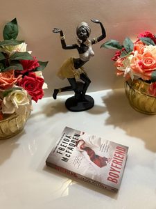 The Boyfriend de Freida McFadden, livre broché - Roman pour adultes, histoire d'amour et de suspenteur - Product Image 2
