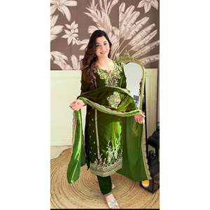 Ensemble de vêtements de soirée pour femmes de créateurs avec un haut et un dupatta à broderies lourdes et à sequins - Product Image 2