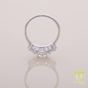 แหวนหมั้นเพชรทรงลูกแพร์สามเม็ด ชุบทองคำขาว สำหรับผู้หญิง - Product Image 2