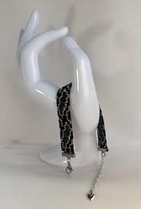 Bracelet Perlé Fait Main Noir et Argenté Design Luxe Exquis Cadeau Promotionnel Nouveauté - Product Image 5