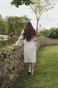 Elegante Vestido Vyshyvanka de Lino Hecho a Mano con Bordado Floral Rojo, Vestido Maxi Boho Chic de Manga Larga para Mujer - Product Image 2