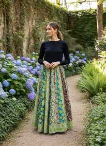 Falda Bohemia Étnica para Mujer, Estampada en Serigrafía con Diseño Floral y Lentejuelas, Cintura Natural, Largo hasta la Rodilla, Estilo Flare, en Lino/Algodón Orgánico Bagru - Product Image 3