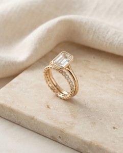 Anillo de Compromiso y Boda con Diamante Cultivado en Laboratorio, Corte Esmeralda, Certificado IGI de 2CT, con Banda de Diamantes, Oro Sólido de 14K, Conjunto Nupcial - Product Image 4